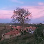 Casita Con Encanto, Junto A Comillas